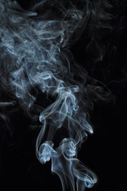 Siyah arkaplanda beyaz duman dokusu