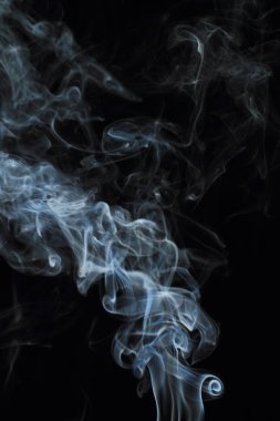 Siyah arkaplanda beyaz duman dokusu