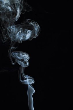 Siyah arkaplanda beyaz duman dokusu