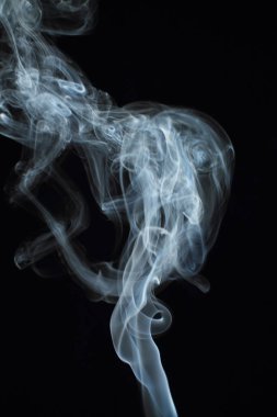 Siyah arkaplanda beyaz duman dokusu