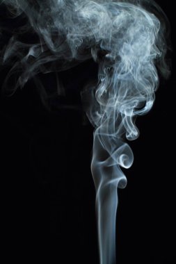 Siyah arkaplanda beyaz duman dokusu