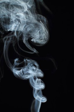 Siyah arkaplanda beyaz duman dokusu