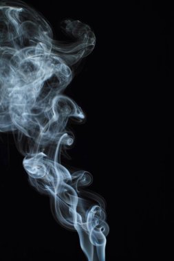 Siyah arkaplanda beyaz duman dokusu