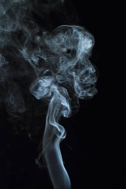 Siyah arkaplanda beyaz duman dokusu