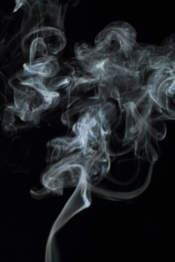 Siyah arkaplanda beyaz duman dokusu
