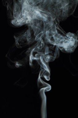 Siyah arkaplanda beyaz duman dokusu