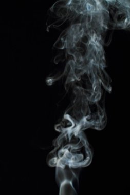 Siyah arkaplanda beyaz duman dokusu