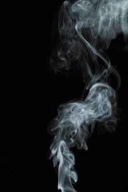 Siyah arkaplanda beyaz duman dokusu