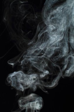 Siyah arkaplanda beyaz duman dokusu