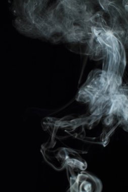 Siyah arkaplanda beyaz duman dokusu