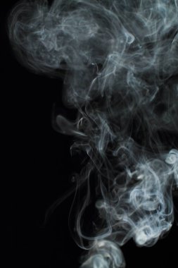 Siyah arkaplanda beyaz duman dokusu