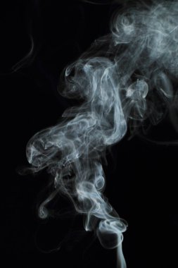 Siyah arkaplanda beyaz duman dokusu