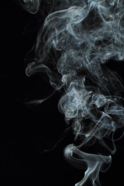 Siyah arkaplanda beyaz duman dokusu