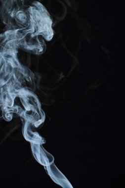 Siyah arkaplanda beyaz duman dokusu