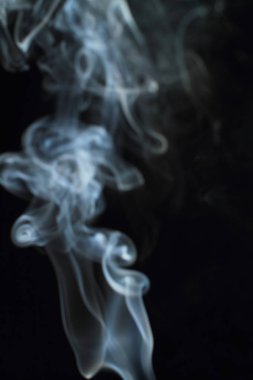 Siyah arkaplanda beyaz duman dokusu