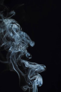 Siyah arkaplanda beyaz duman dokusu