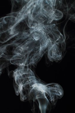 Siyah arkaplanda beyaz duman dokusu