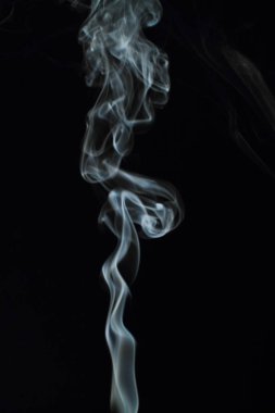 Siyah arkaplanda beyaz duman dokusu