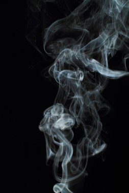 Siyah arkaplanda beyaz duman dokusu