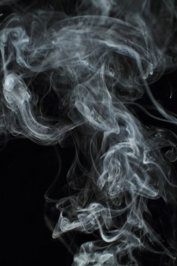 Siyah arkaplanda beyaz duman dokusu