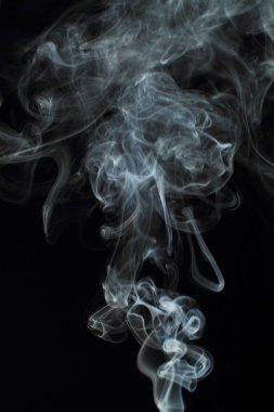 Siyah arkaplanda beyaz duman dokusu