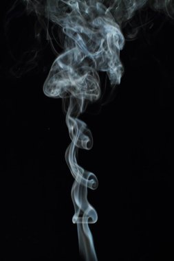 Siyah arkaplanda beyaz duman dokusu