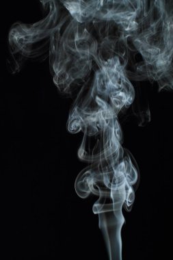 Siyah arkaplanda beyaz duman dokusu