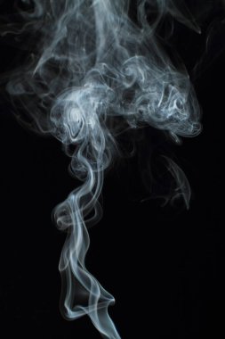 Siyah arkaplanda beyaz duman dokusu