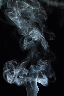 Siyah arkaplanda beyaz duman dokusu