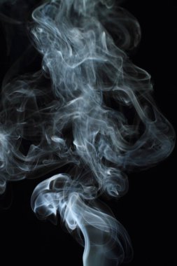 Siyah arkaplanda beyaz duman dokusu