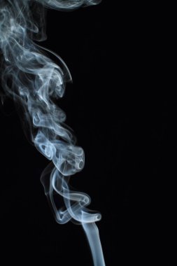 Siyah arkaplanda beyaz duman dokusu