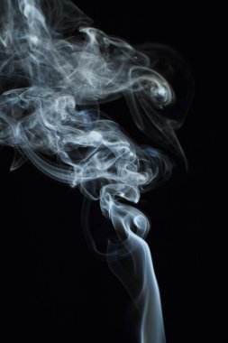 Siyah arkaplanda beyaz duman dokusu