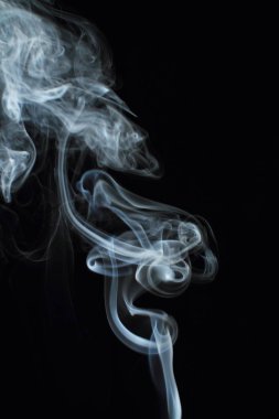 Siyah arkaplanda beyaz duman dokusu