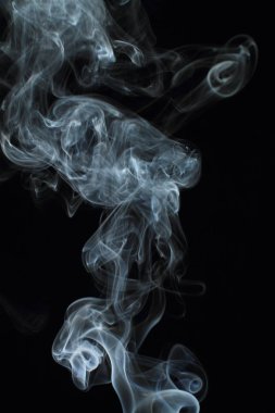 Siyah arkaplanda beyaz duman dokusu