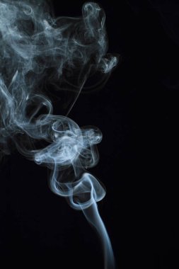 Siyah arkaplanda beyaz duman dokusu