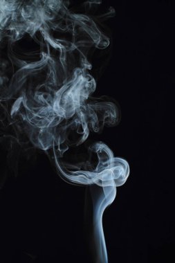 Siyah arkaplanda beyaz duman dokusu