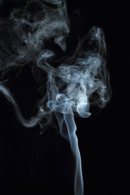 Siyah arkaplanda beyaz duman dokusu