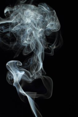 Siyah arkaplanda beyaz duman dokusu