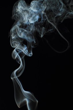 Siyah arkaplanda beyaz duman dokusu