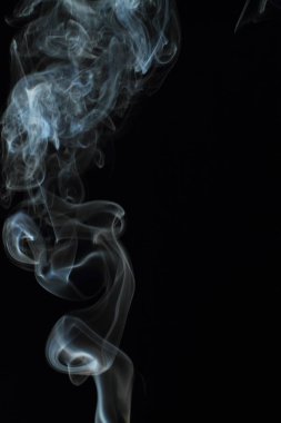 Siyah arkaplanda beyaz duman dokusu