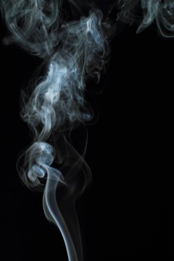 Siyah arkaplanda beyaz duman dokusu