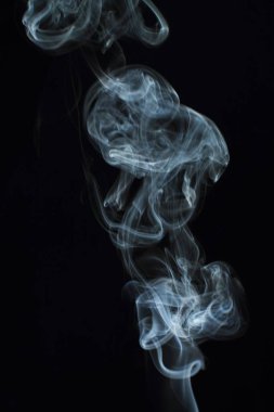 Siyah arkaplanda beyaz duman dokusu