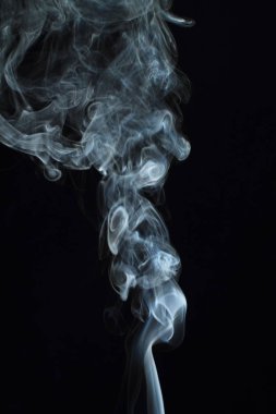 Siyah arkaplanda beyaz duman dokusu