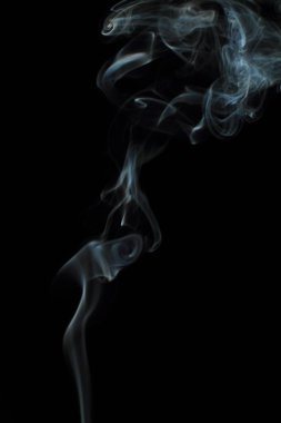 Siyah arkaplanda beyaz duman dokusu