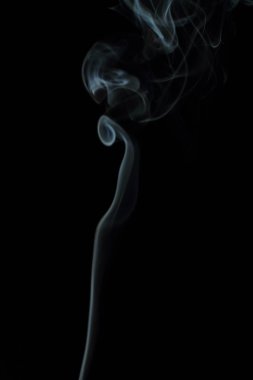 Siyah arkaplanda beyaz duman dokusu