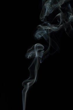 Siyah arkaplanda beyaz duman dokusu