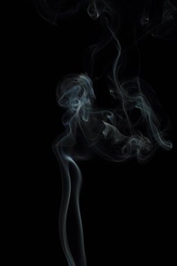 Siyah arkaplanda beyaz duman dokusu