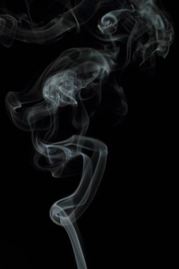 Siyah arkaplanda beyaz duman dokusu