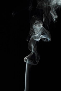 Siyah arkaplanda beyaz duman dokusu