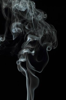Siyah arkaplanda beyaz duman dokusu